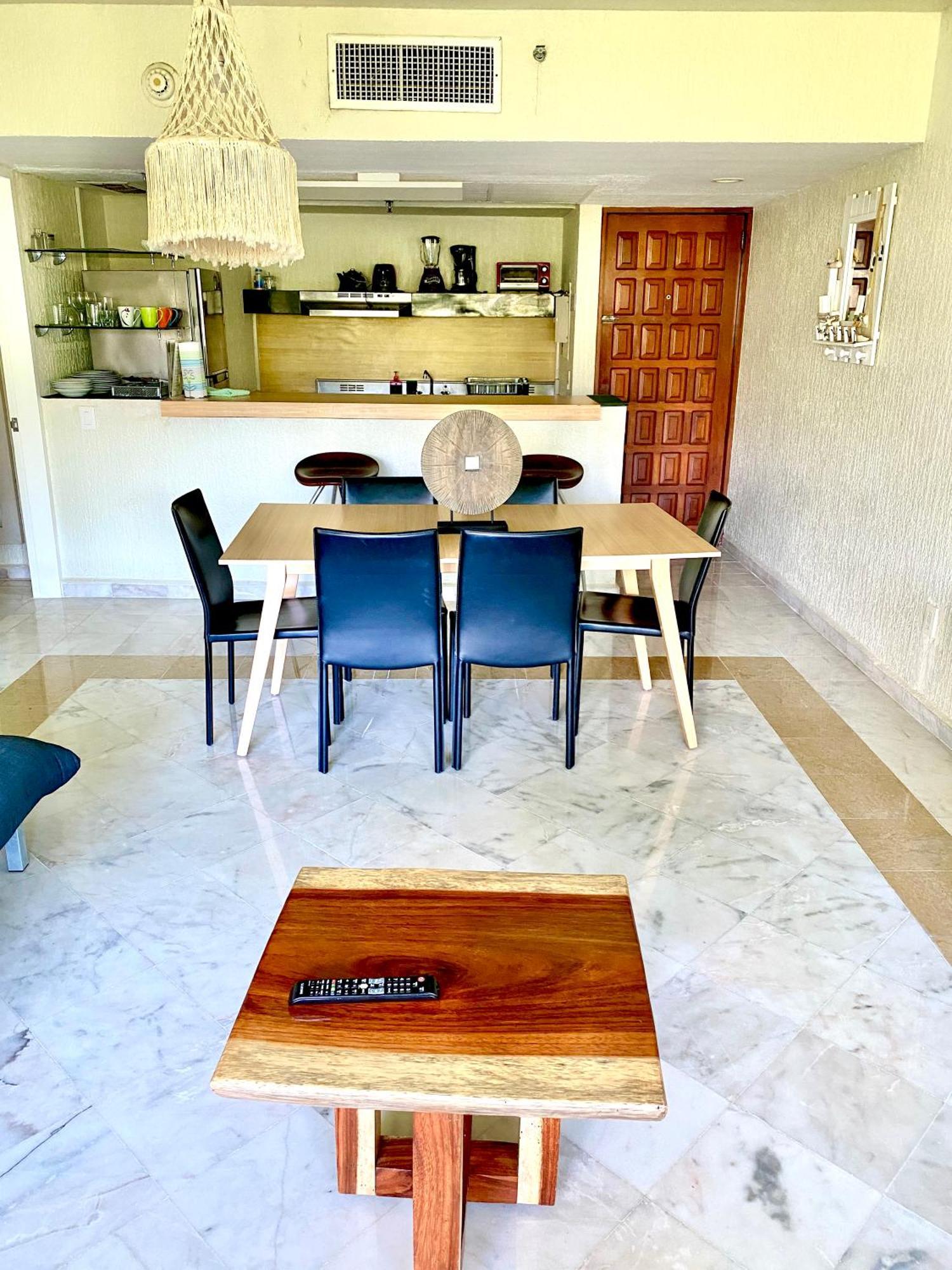 Condo In Ocean Front Resort 칸쿤 객실 사진