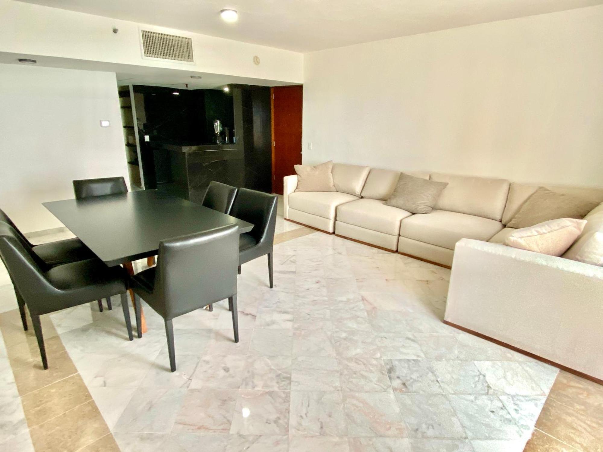 Condo In Ocean Front Resort 칸쿤 객실 사진