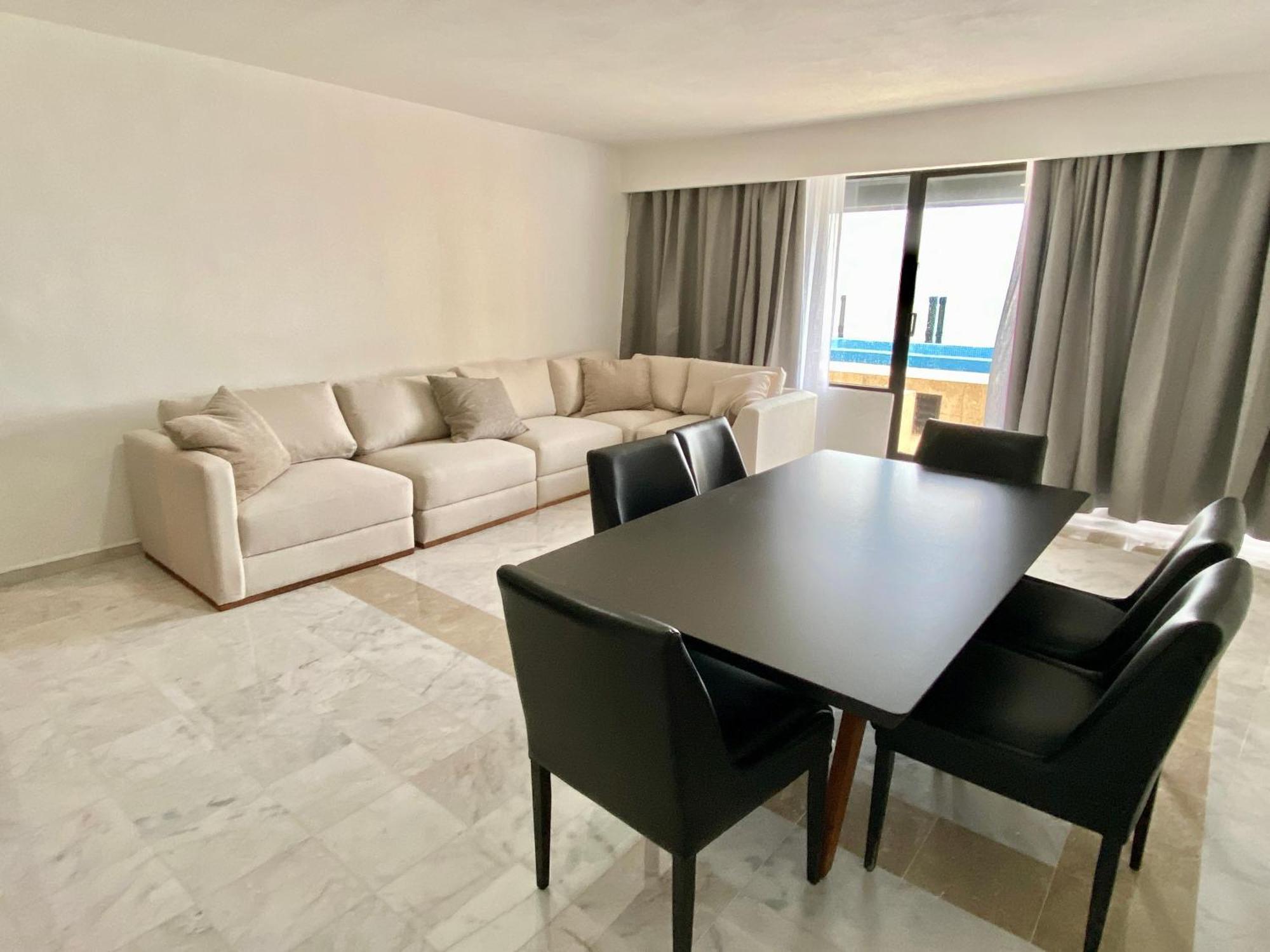 Condo In Ocean Front Resort 칸쿤 객실 사진
