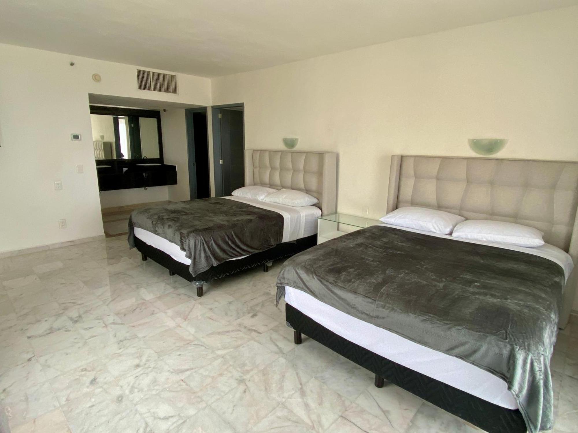 Condo In Ocean Front Resort 칸쿤 객실 사진