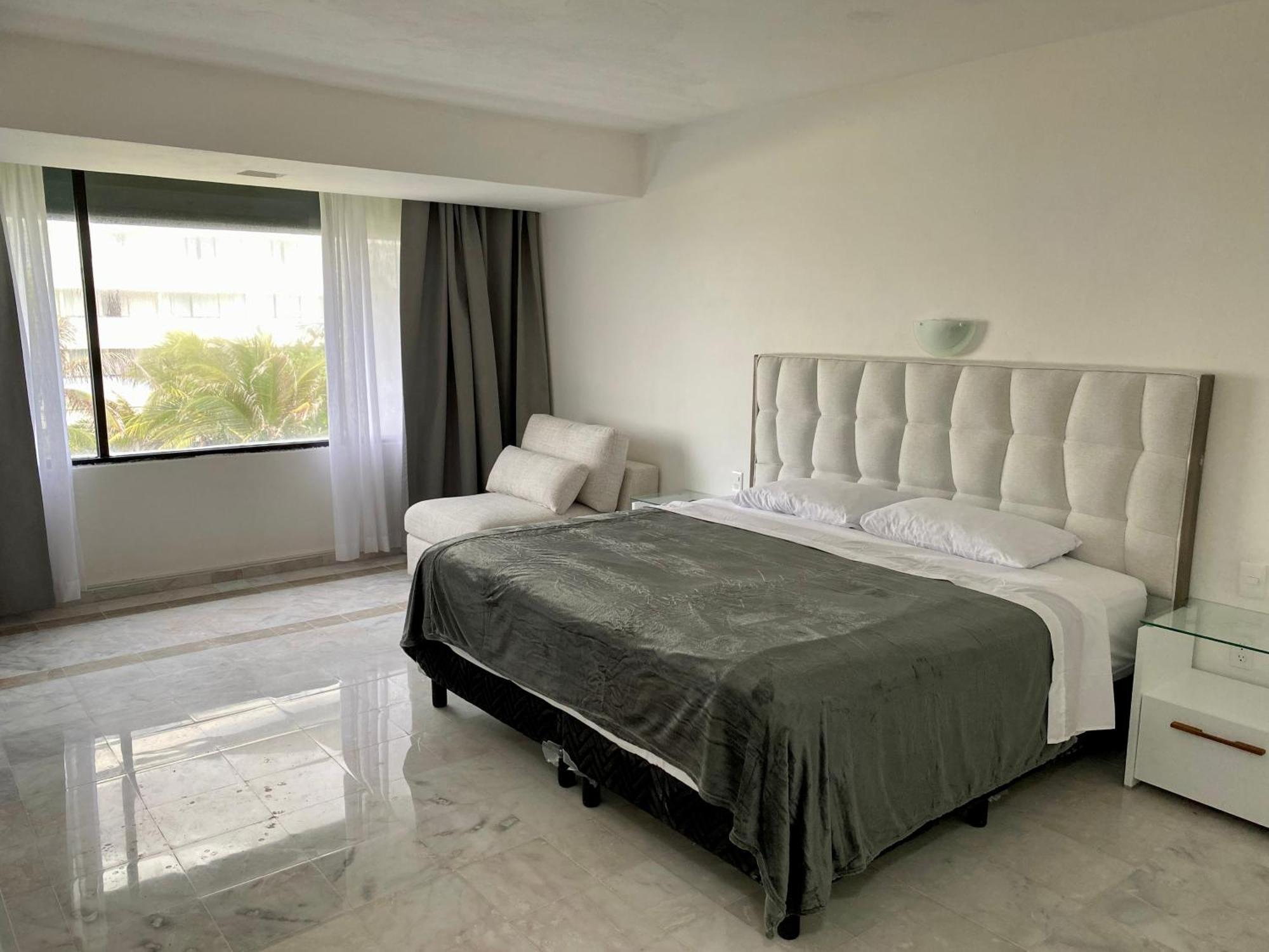 Condo In Ocean Front Resort 칸쿤 객실 사진